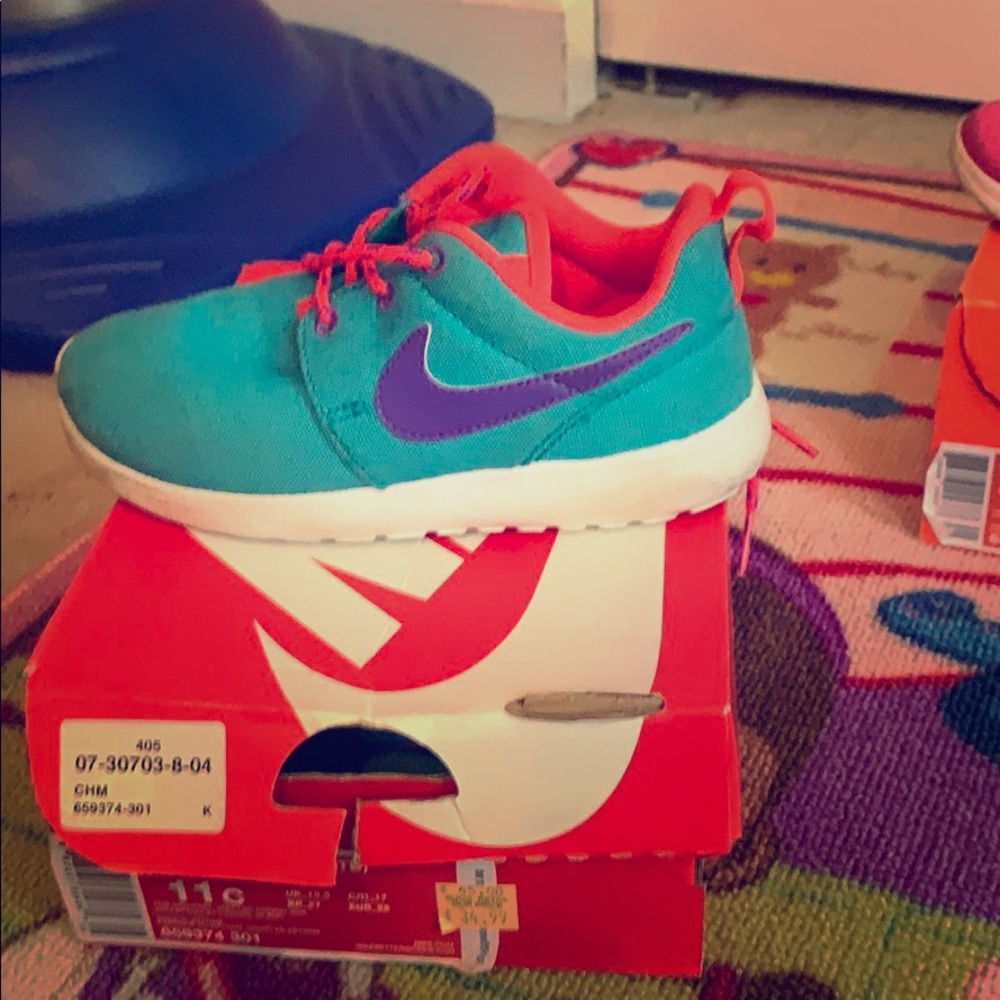 Toddler Nike tennis shoes